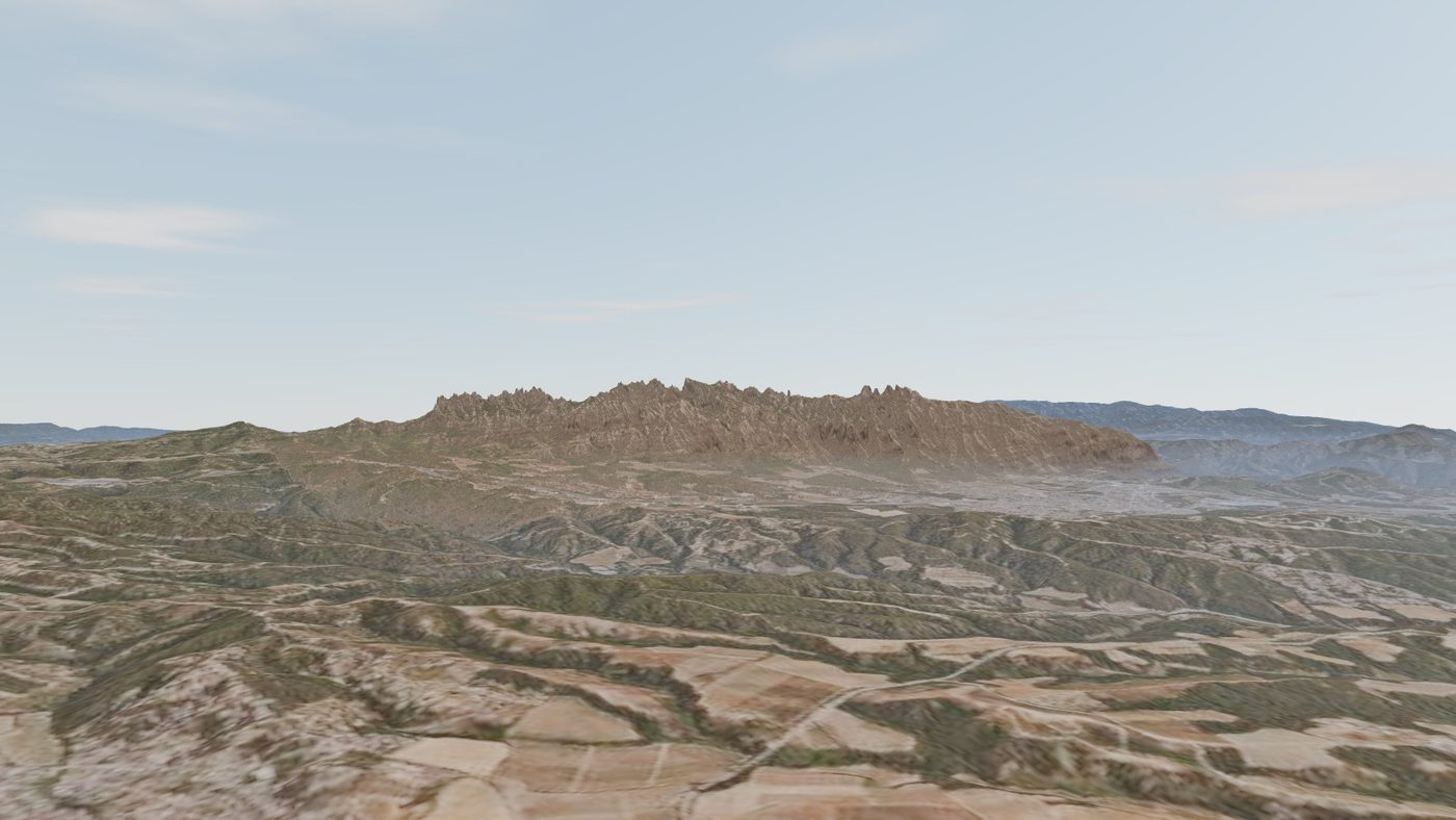 Vista lateral de la muntanya de Montserrat des del sud-oest